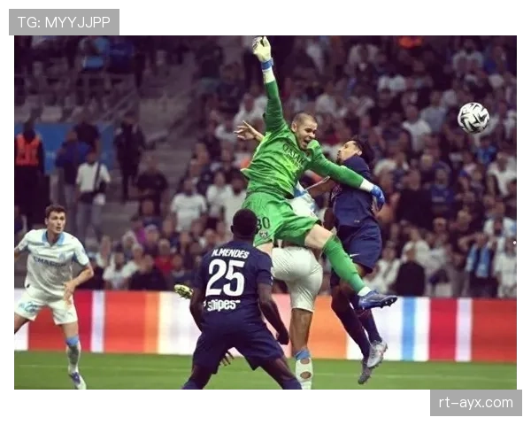 马赛主帅赛前新闻发布会确认，将变阵五后卫应对大巴黎的锋线冲击。